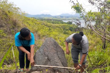 Arkeolog temukan papan batu megalitik dan menhir di Jayapura