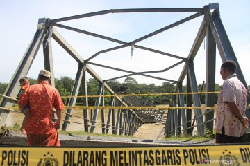 Jembatan penghubung antar kecamatan di Aceh Barat ambruk
