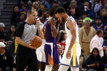 Stephen Curry absen tiga bulan