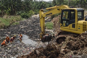 Pengangkatan sampah  aliran Kali Jambe