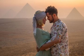 Katy Perry terbangkan 64 orang ke Mesir rayakan ultah ke-35