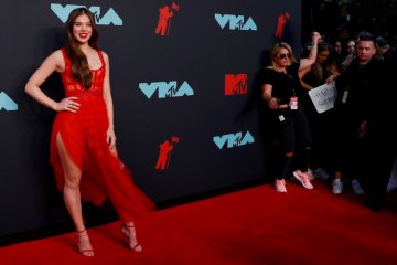 Hailee Steinfeld lakukan 3.000 gerakan "crunch" setiap hari