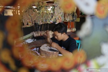 Kerajinan wayang berbahan kulit kerbau