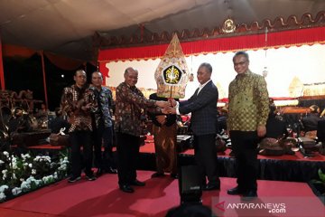 Mainkan simbol kekinian, pergelaran wayang kulit tetap menarik