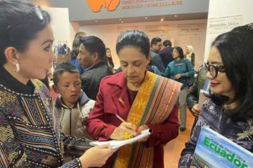 Ibu Negara Ekuador kunjungi perajin NTT di stan Indonesia