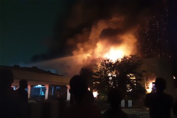 Api kembali berkobar di dalam gedung Hailai