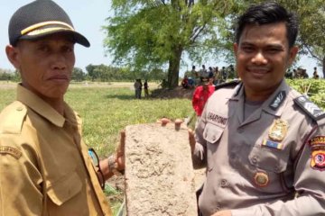 Tim ahli Indramayu teliti temuan batu bertanda tapak kaki anjing