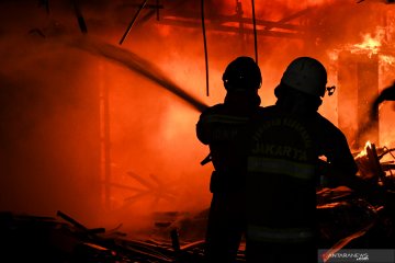 Rumah di Duren Sawit terbakar, 17 mobil damkar dikerahkan