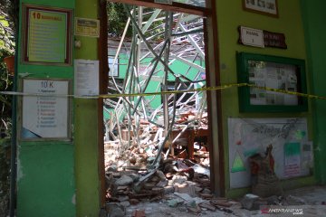 Gedung sekolah di Pasuruan ambruk, dua orang meninggal