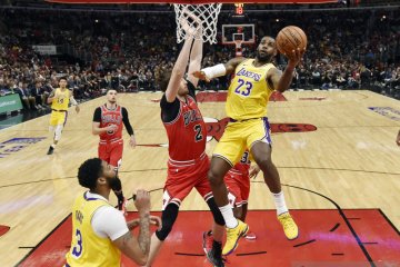 LeBron James ukir "triple-double" untuk bantu Lakers taklukkan Bulls