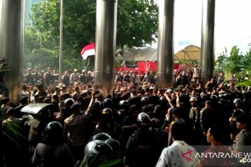 Massa terlibat aksi saling dorong dengan polisi di KPK