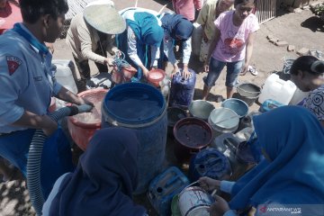 Sejumlah siswa di Tulungagung salurkan bantuan air bersih