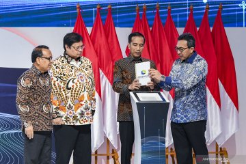 Jokowi ajak pelaku perbankan turunkan suku bunga kredit