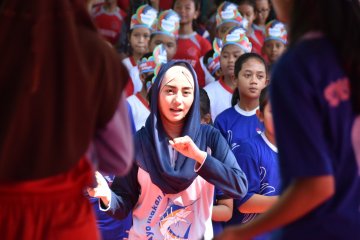 Warga memborong ikan laut pada Hari Gemar Makan Ikan di Trenggalek