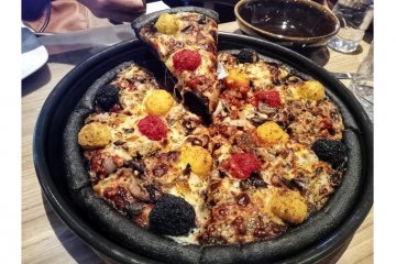 "Cheesebomb Pizza" rayakan pembukaan toko ke-500 Pizza Hut