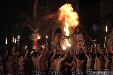 Pagelaran tari kecak kontemporer