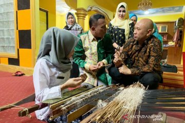 Teten: 60-70 persen bahan baku tenun dan songket masih impor