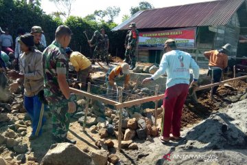 Satgas pengamanan perbatasan bedah rumah warga