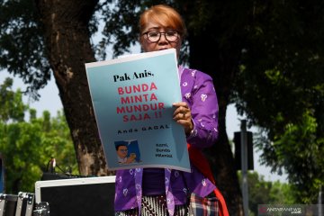 Puluhan orang berdemo di depan  Balai Kota Jakarta