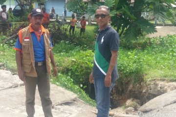 Tanah amblas di Pulau Nusalaut akibat batu kapur lapuk