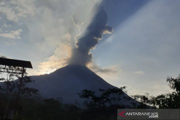 Gunung Merapi keluarkan awan panas letusan setinggi 1.500 meter