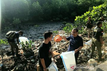 Peserta PIT ISOI gelar aksi bersih pantai di Ambon