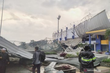 Stadion Arcamanik Bandung rusak diterjang angin kencang