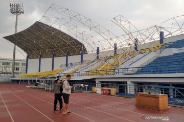 Sebagian besar atap tribun timur Stadion Arcamanik Bandung rusak