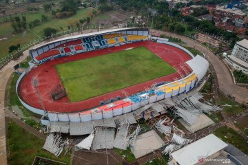 Stadion Sport Center Jabar ambruk