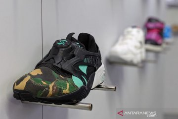 Produk kolaborasi Atmos sejak 2000 dipajang di Urban Sneaker Society