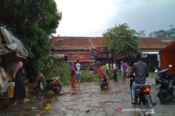 Angin kencang robohkan enam rumah di Batang