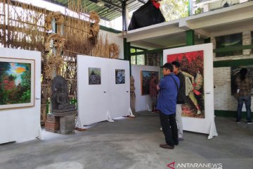 Lima pelukis pameran "Candi-Candi Berbisik" di Studio Mendut