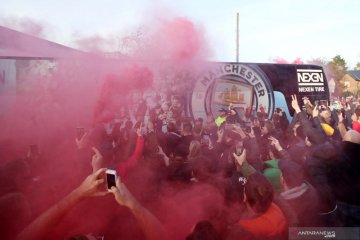 Liverpool vs Manchester City : Bus The Citizen disambut asap merah saat tiba di Anfield