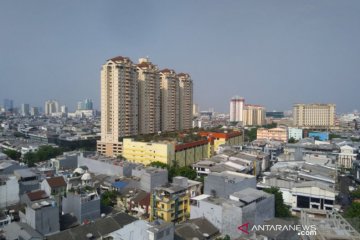 Langit cerah berawan manjakan Jakarta pada Minggu pagi