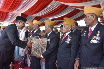 NTB berikan bingkisan kepada veteran pada Hari Pahlawan