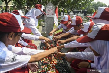 Pelajar ziarah dan tabur bunga di TMP Kalibata