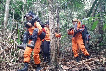 Basarnas evakuasi dua pendaki Gunung Klabat