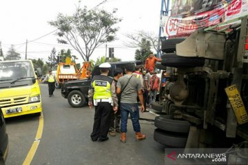 Rem blong, truk hantam mobil Avanza di Puncak