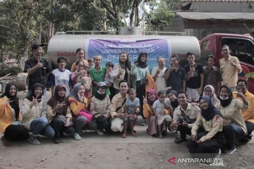 Warga kawasan Borobudur diberi bantuan air bersih mahasiswa Untidar