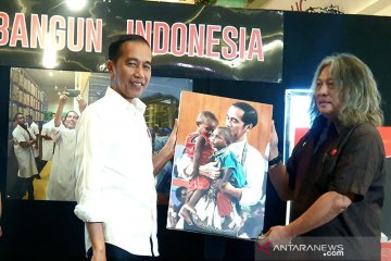 Jokowi terkesan foto dirinya gendong anak Papua