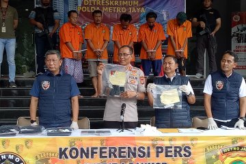 Lima orang ditangkap karena mencuri truk