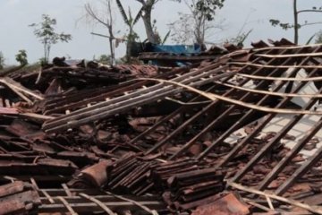 Puluhan rumah di Ngawi rusak akibat puting beliung