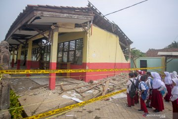Bangunan SDN Malangnengah II di Tangerang ambruk