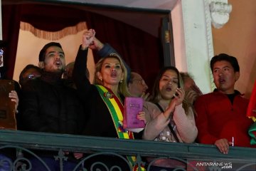 Senator Jeanine Anez deklarasikan diri sebagai presiden sementara Bolivia
