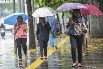Beberapa kawasan di DKI Jakarta dilanda hujan disertai angin kencang