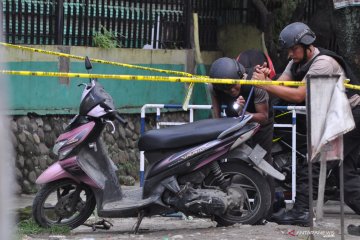 Penjinak bom periksa sepeda motor milik pelaku bom bunuh diri