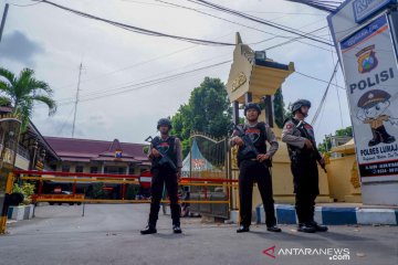 Polres Lumajang perketat penjagaan pos polisi usai ledakan bom Medan