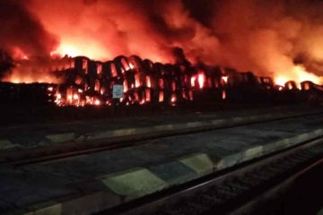 Tempat penyimpanan kereta bekas di Subang terbakar