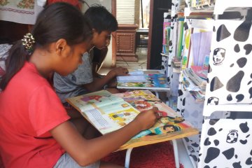 Sinergi Polisi-Tentara hidupkan budaya membaca anak pesisir Kupang