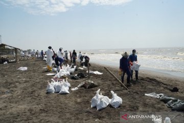 PHE ONWJ: Tumpahan minyak di pesisir Karawang akibat cuaca buruk
